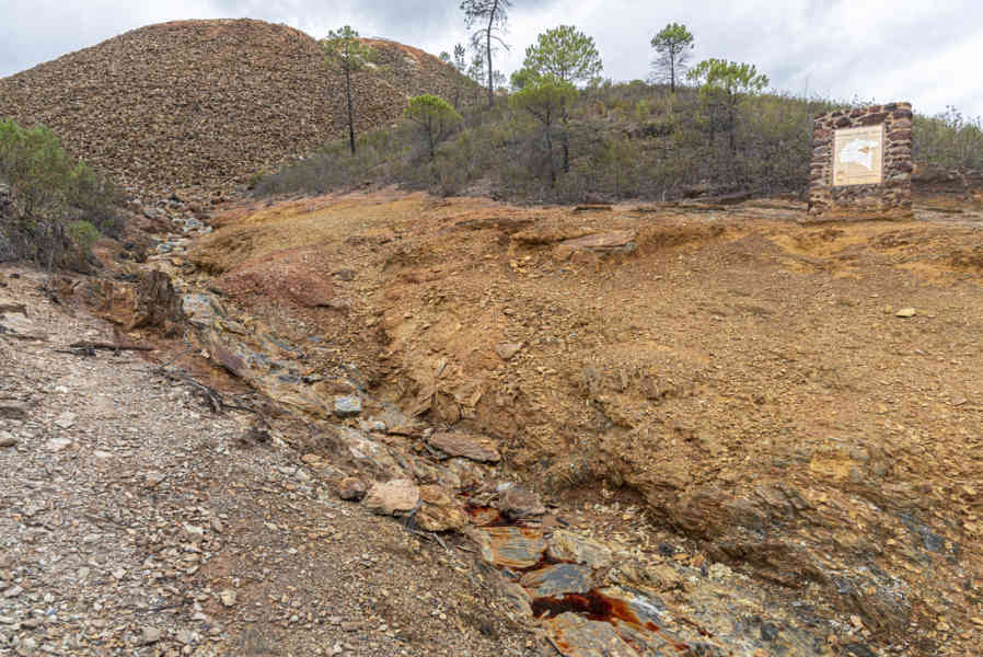 Huelva - Nerva 01 - nacimiento del Rio Tinto.jpg